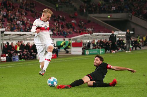 Ausgebremst: Der Kölner Jonas Hector stoppt Chris Führich vom VfB Stuttgart. Foto: Baumann/Alexander Keppler