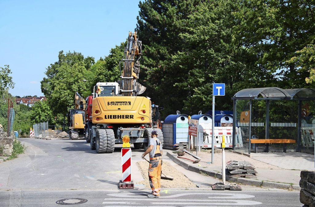 UntertürkheimNeues Speicherbecken unterm  Parkplatz  beim TBU – Verkehrsbehinderung in Württembergstraße: Neues Regenüberlaufsystem gegen Hochwasser