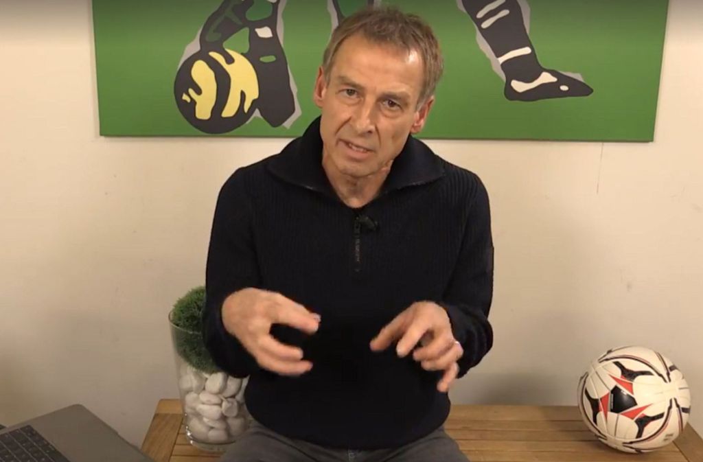 Jürgen Klinsmann erklärt seinen unrühmlichen Abschied von Hertha BSC. Bild, Ball, Rasen, Steine – Fußballerherz, was willst du mehr? Das Video auf Facebook ist schon allein wegen der Requisiten sehenswert.
