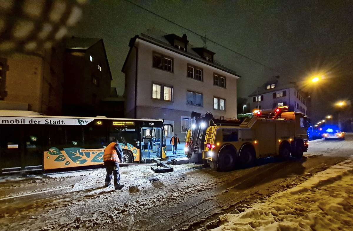 In der Aspergstraße musste ein Gelenkbus der Linie 42 mit einem Spezial-Abscheppwagen der SSB wieder auf die Fahrbahn gezogen werden. Danach ging die Fahrt weiter.
