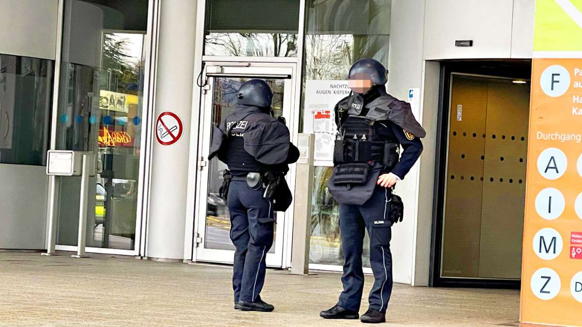 Großfahndung der Polizei in Stuttgart: Waffenalarm im Klinikum – Patient festgenommen