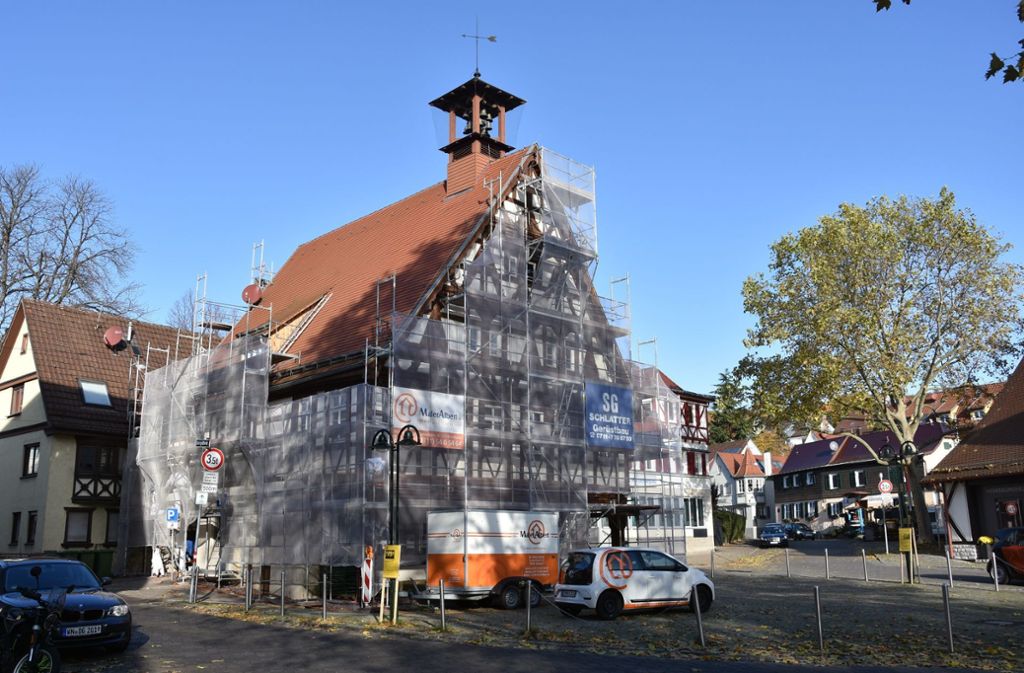 Altes Rathaus muss aufwendig restauriert werden – Gebäude bis Ostern eingerüstet: Holzschäden am Alten Rathaus Uhlbach