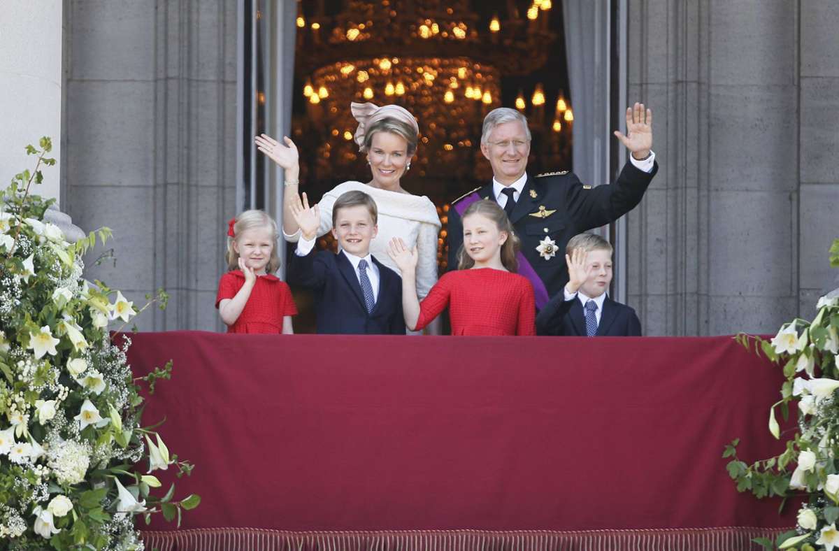 Die belgische Königsfamilie auf dem Palastbalkon (von links): Prinzessin Eléonore, Prinz Gabriel, dahinter Königin Mathilde, Prinzessin Elisabeth, dahinter König Philippe, Prinz Emmanuel