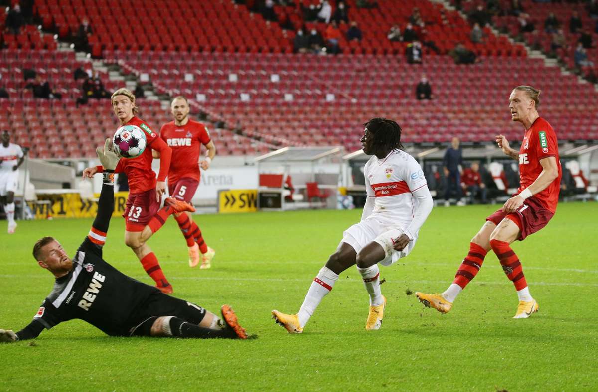 Tanguy Coulibaly (2. v. re.) hatte kurz  vor der Pause die Chance auf das 2:1 für den VfB Stuttgart.