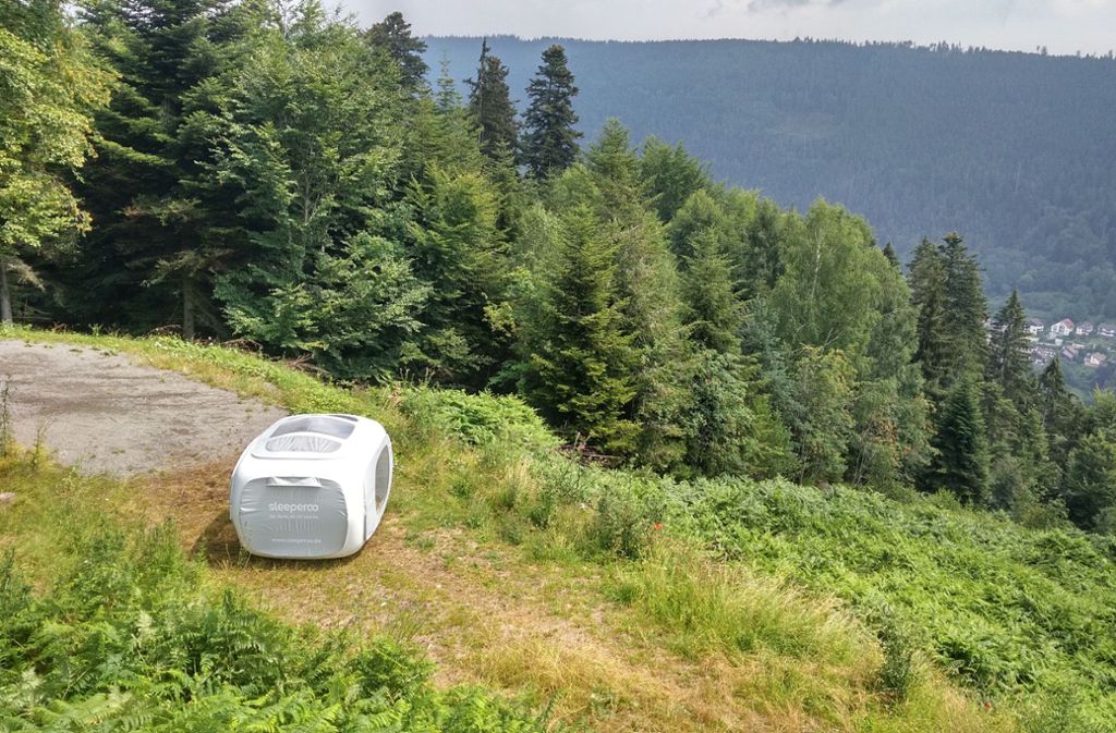 Auf dem Sommerberg beim baden-württembergischen Bad Wildbad steht ein sogenanntes sleeperoo, eine kleine zeltartige Box mitten in der Natur.
