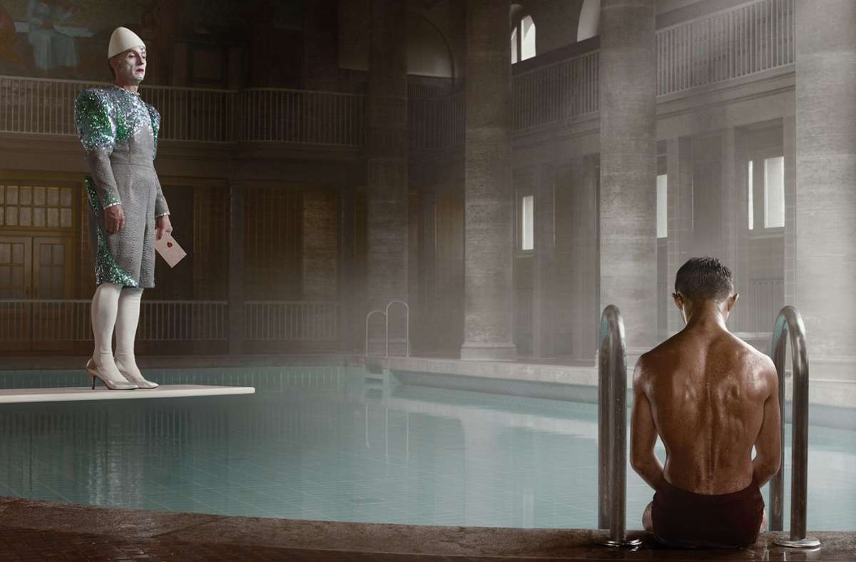 Großartige Fotokunst von Erwin Olaf: Einsame Männer im Schwimmbad
