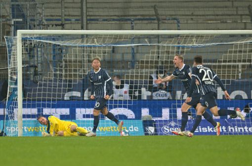 Takuma Asano (links) erzielte das 2:2 für den VfL Bochum. Foto: dpa/David Inderlied