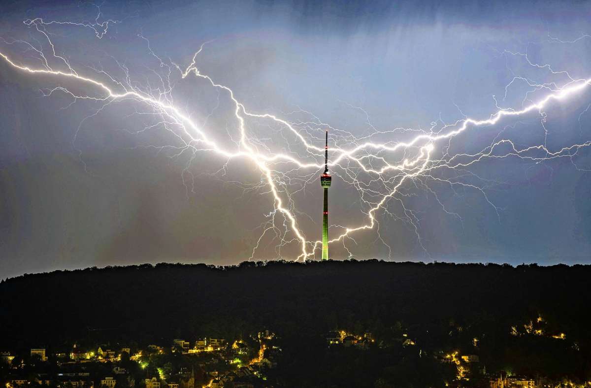 Deutscher Wetterdienst warnt: Zwei Unwetterzellen nehmen Region Stuttgart in die Zange