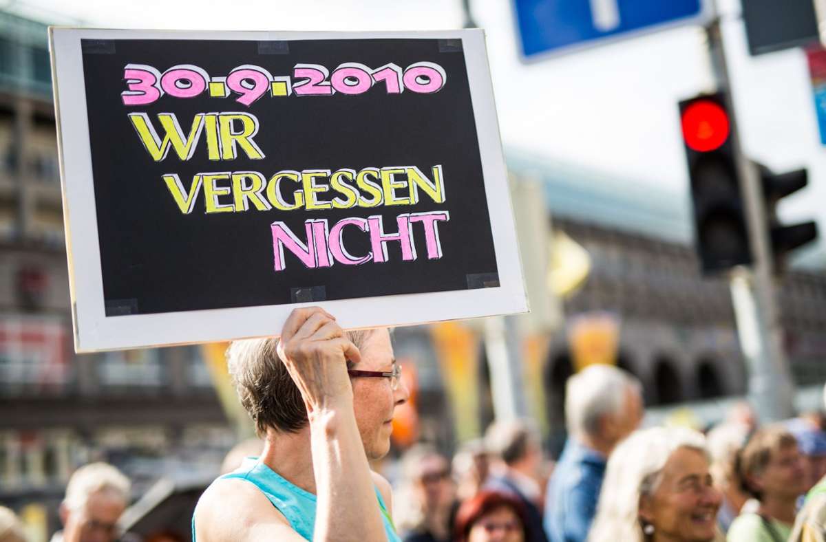 Zehn Jahre Schwarzer Donnerstag: Digitale Podiumsdiskussion arbeitet Polizeieinsatz in Stuttgart auf