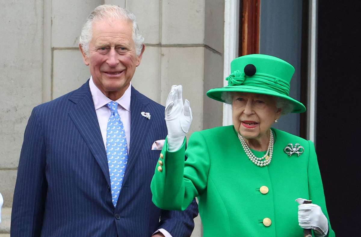 Die Queen muss weniger offizielle Pflichten wahrnehmen. Vor allem ihr ältester Sohn Prinz Charles dürfte nun noch stärker in den Fokus rücken (Archivbild). Foto: AFP/HANNAH MCKAY