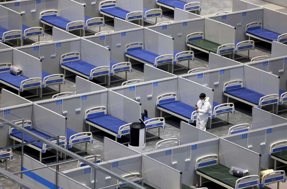 In Shanghai sollen immer mehr Hallen die infizierten Bewohner aufnehmen. Foto: dpa/Jin Liwang