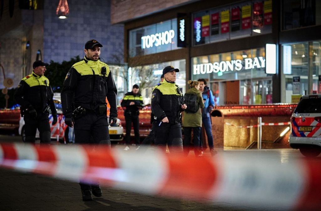 Nach Messerattacke in Den Haag: Verletzte aus Klinik entlassen – Täter weiter flüchtig