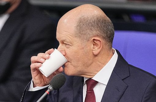 Ein Schluck Wasser zwischendurch – Olaf Scholz ist im Bundestag am Mittwoch erstmals als Kanzler ins Kreuzverhör genommen worden. Foto: dpa/Michael Kappeler