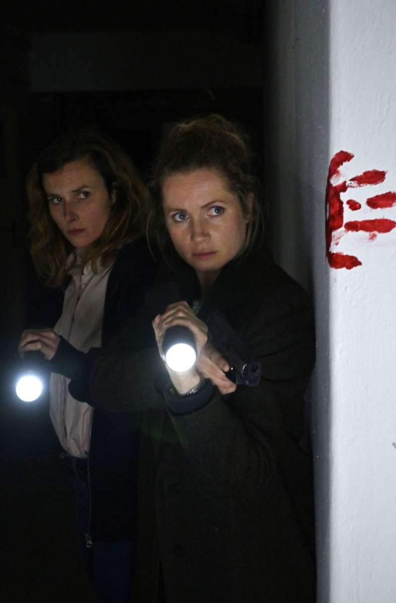 Karin Gorniak (Karin Hanczewski, li.) und Leonie Winkler (Cornelia Gröschel) durchsuchen das Haus der Familie Fischer.