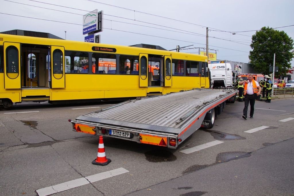 8.8.2018 Ein LKW ist in Stuttgart Wangen mit einer Stadtbahn zusammengestoßen.