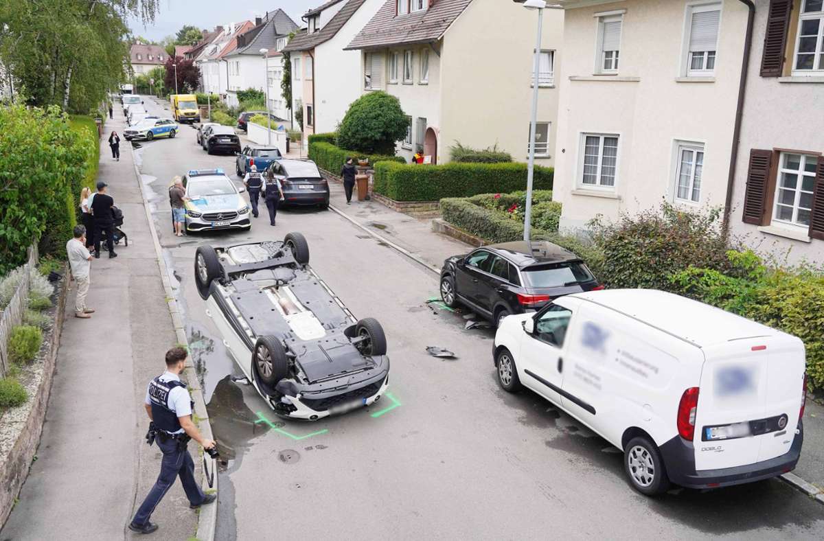 Unfall in Stuttgart-Luginsland: Auto landet nach Unfall auf dem Dach