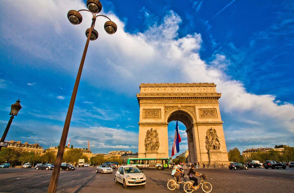 Der Arc de Triomphe de l’Étoile in Paris wurde von 1806 bis 1836 im Zentrum des Place Charles-de-Gaulle (bis 1970 Place de l’Étoile) errichtet zum Gedenken an siegreiche Schlachten der Grande Nation.