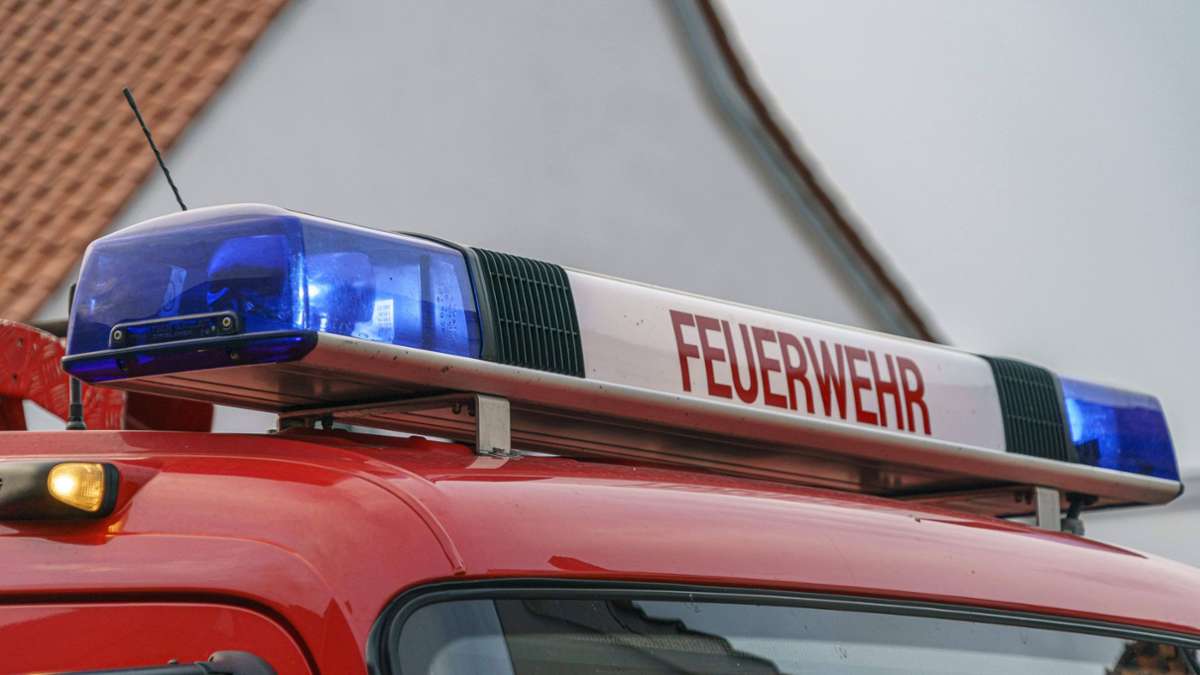 Aitrach im Kreis Ravensburg: Von Straße abgekommen und überschlagen - Auto in Iller gerutscht