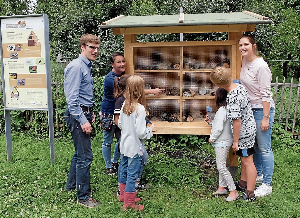BAD CANNSTATT:  Nach Brand vor einem Jahr neue Station in den Bürgergärten: Insektenhotel wiedereröffnet