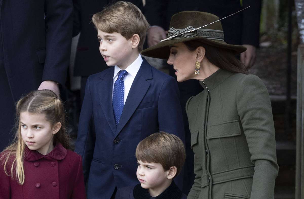 Prinz George mit seiner Mutter, Prinzessin Kate, und seinen Geschwistern Charlotte und Louis.