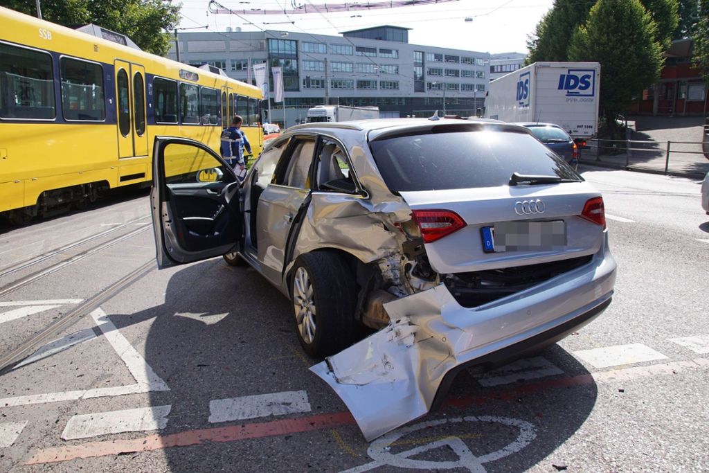 40 000 Euro Schaden - Audi-Fahrer erlitt Prellungen: Stadtbahn contra Auto
