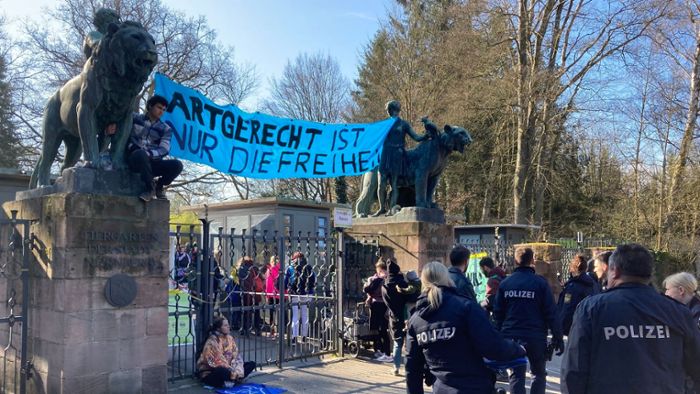 Aktivisten blockieren Eingang des Nürnberger Tiergartens
