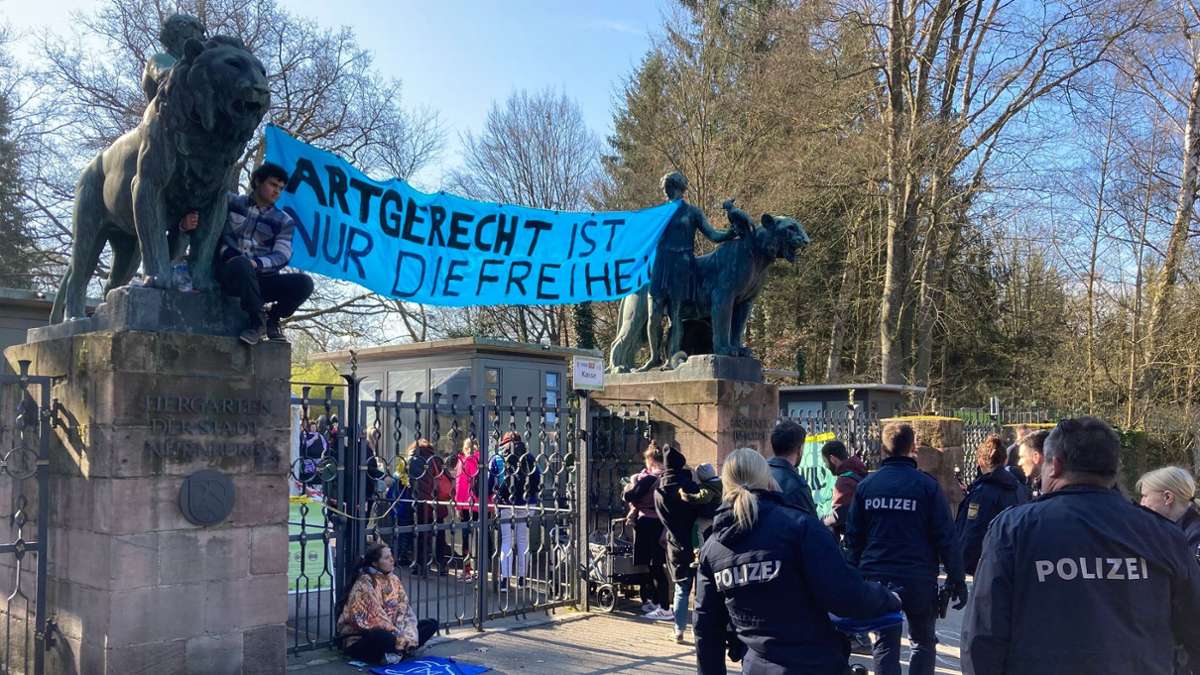 Demonstration: Aktivisten blockieren Eingang des Nürnberger Tiergartens
