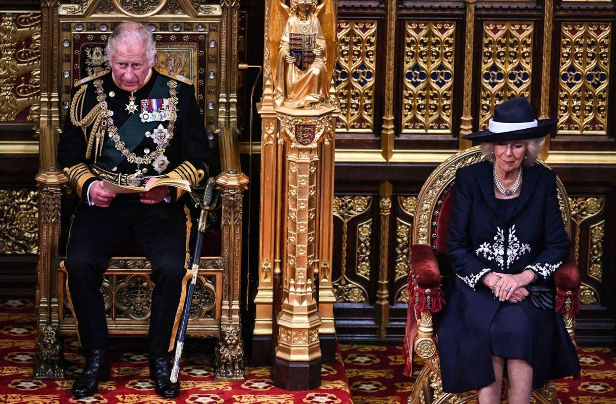 2022 übernahm Prinz Charles auch diese hochoffizielle Aufgabe von seiner Mutter: Das „State Opening of Parliament“ im britischen Oberhaus – an seiner Seite: Herzogin Camilla, die so legte es Elizabeth II. bereits fest, einst den Titel „Queen Consort“ tragen soll.