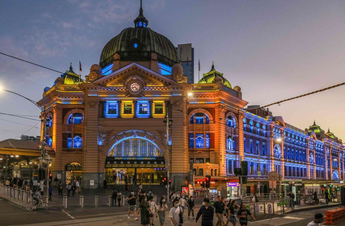 Als Solidaritätsgeste mit der Ukraine wurde in Melbourne ein Bahnhofsgebäude gelb-blau angeleuchtet.