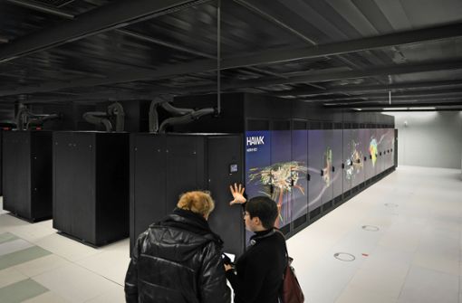 Die Schränke im XXL-Format beherbergen den Supercomputer Hawk. Foto: Lichtgut/Max Kovalenko