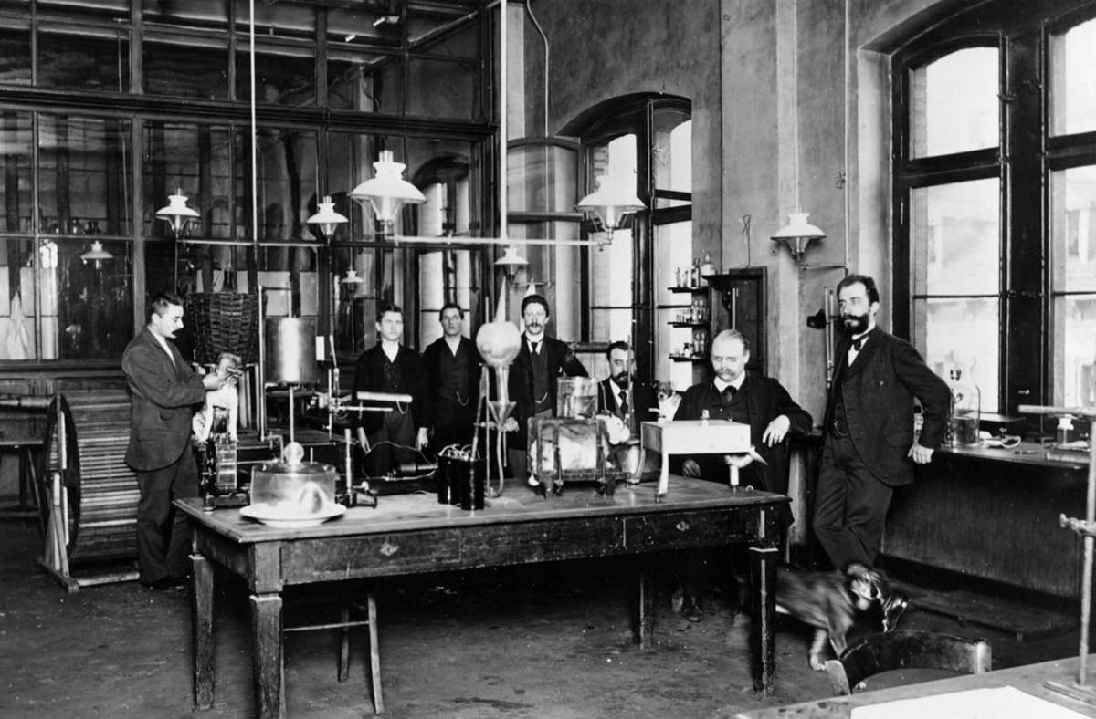 Geburtsort des Heroins: Das pharmakologische Labor der Farbenfabriken Friedrich Bayer im Jahr 1896. Dritter von rechts sitzend ist Felix Hoffmann, dem als ersten die Synthetisierung von Diacetalmorphin gelang – so heißt Heroin in der Fachsprache.