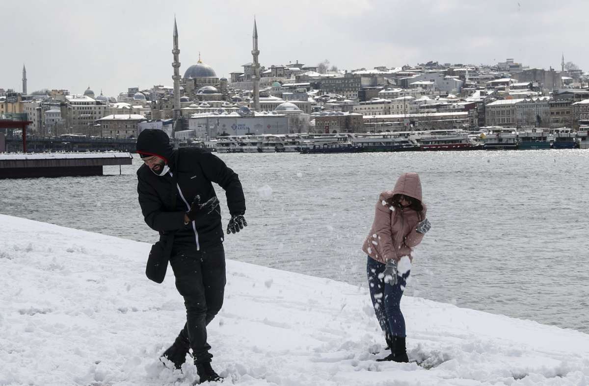 Schnee-Chaos in der Türkei: Autos rutschen, Flieger bleiben am Boden
