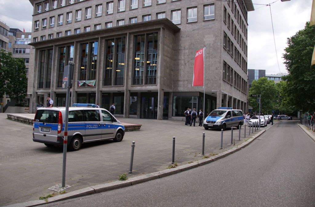 Aktion in Stuttgart: Identitäre besetzen DGB-Haus und provozieren mit Banner