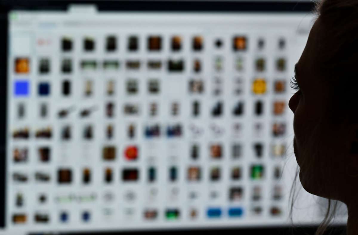 Eine Kriminaloberkommissarin sitzt  bei Ermittlungen gegen Kinderpornografie vor einem Auswertungscomputer. Foto: dpa/Arne Dedert