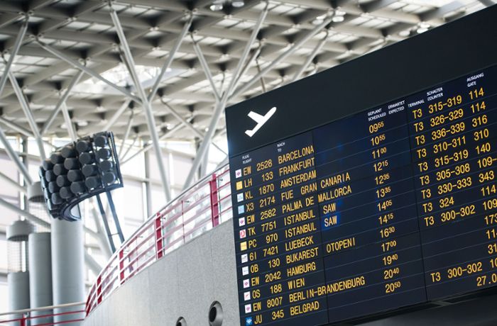 Reisen in der Coronapandemie: Mehr Betrieb an Flughäfen infolge der Herbstferien