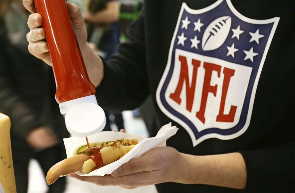 Einen Hotdog, bitte: Essen spielt bei der  Super-Bowl-Party eine wesentliche Rolle.