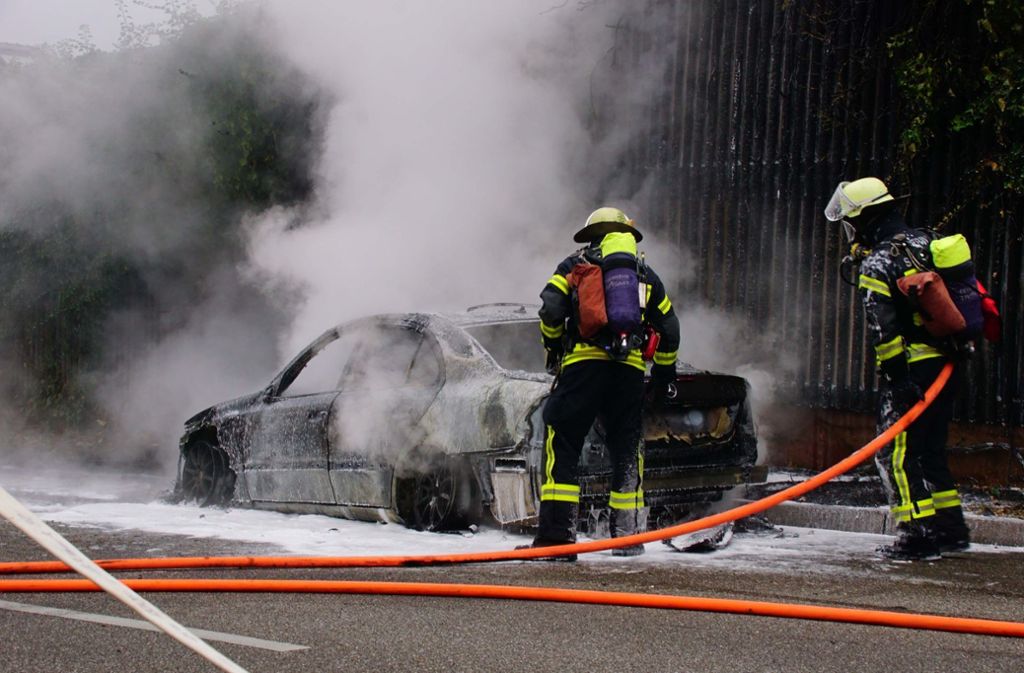 Feuerwehr verhindert Übergreifen des Brandes auf Wohnhaus – Keine Verletzten – 20 000 Euro Schaden: Auto brennt im Seeblickweg komplett aus