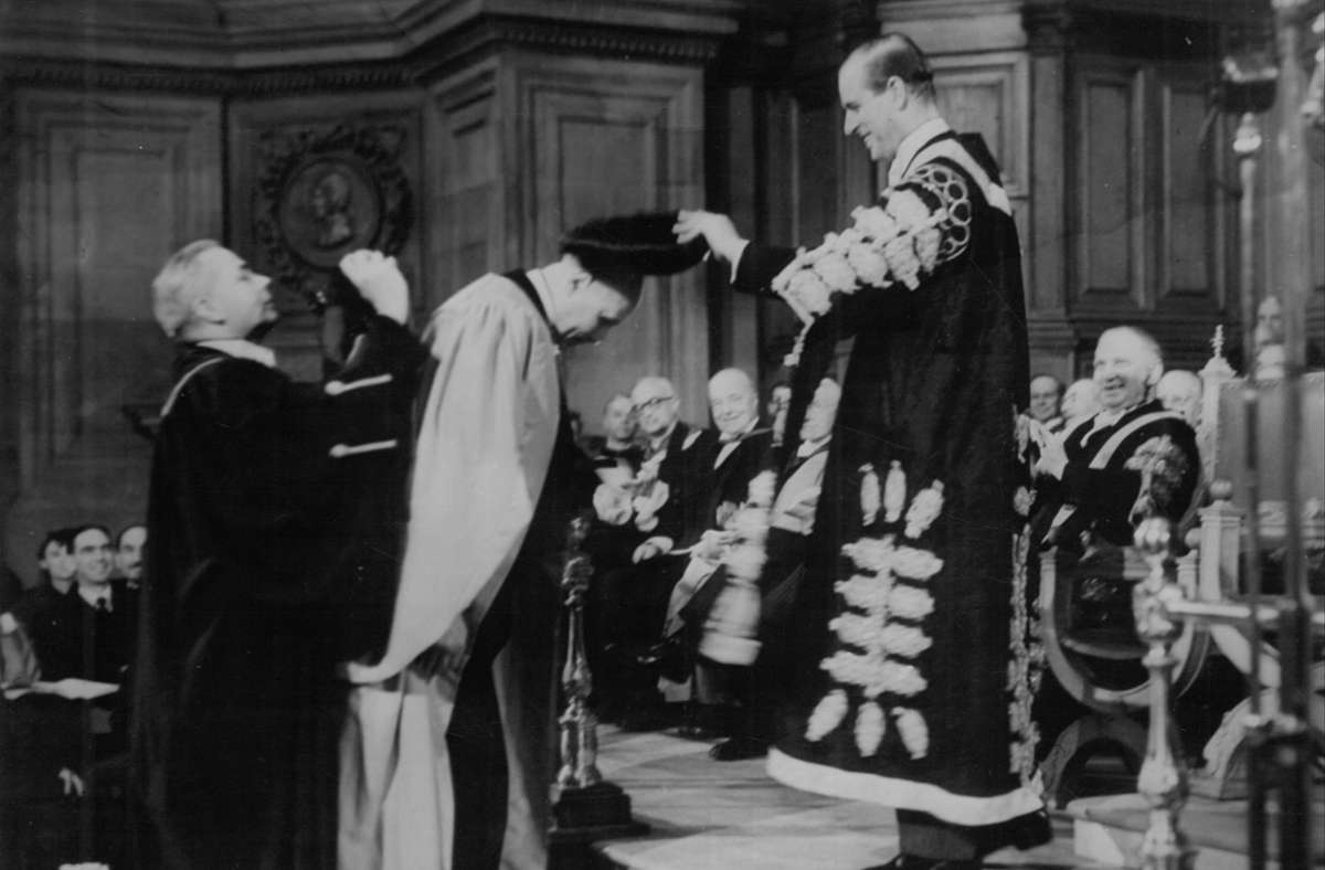 Prinz Philip blieb Hahn auch später verbunden – hier erteilt er ihm die Ehrendoktorwürde der Universität von Edinburgh.