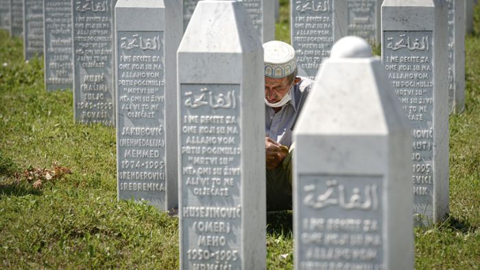 Ehrt Deutschland einen Srebrenica-Leugner?