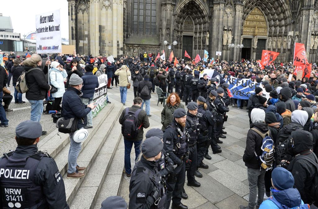 Nach „Umweltsau“-Lied: 50 Personen demonstrieren in Köln gegen WDR – Hunderte Gegendemonstranten