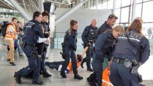 Angemeldete Protestaktionen: Polizei bringt Demonstranten aus Stuttgarter Flughafen