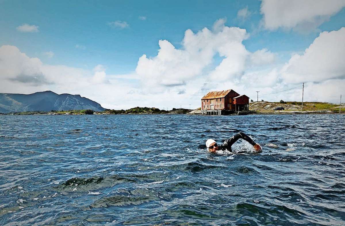 Ein Mann, ein Fjord: Jonas Deichmann beim Schwimmtraining in Norwegen.