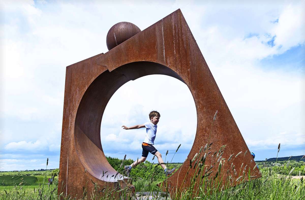 Kunst mit allen Sinnen erleben:  Der „Sculptoura“-Radweg macht auch Kindern Spaß. Zum Beispiel beim Herumspringen in dieser Stahlplastik von Lutz Ackermann oberhalb des Maurener Tals.