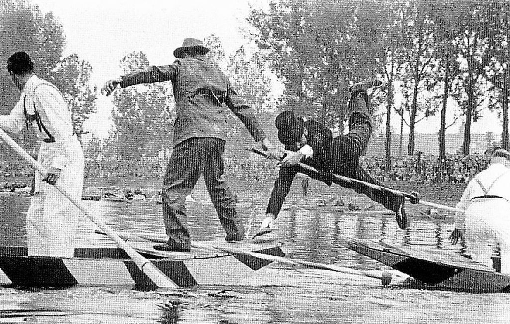 1955 traten auch Häberle und Pfleiderer beim Fischerstechen gegeneinander an. Foto: aus „Cannstatt und sein Volksfest“, Heugel und Vogel KG