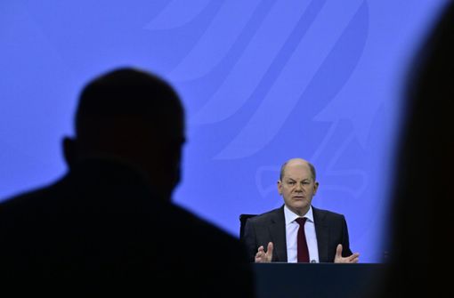 Olaf Scholz hat am späten Freitagnachmittag die Beschlüsse der jüngsten Ministerpräsidentenkonferenz erläutert. Foto: dpa/John Macdougall