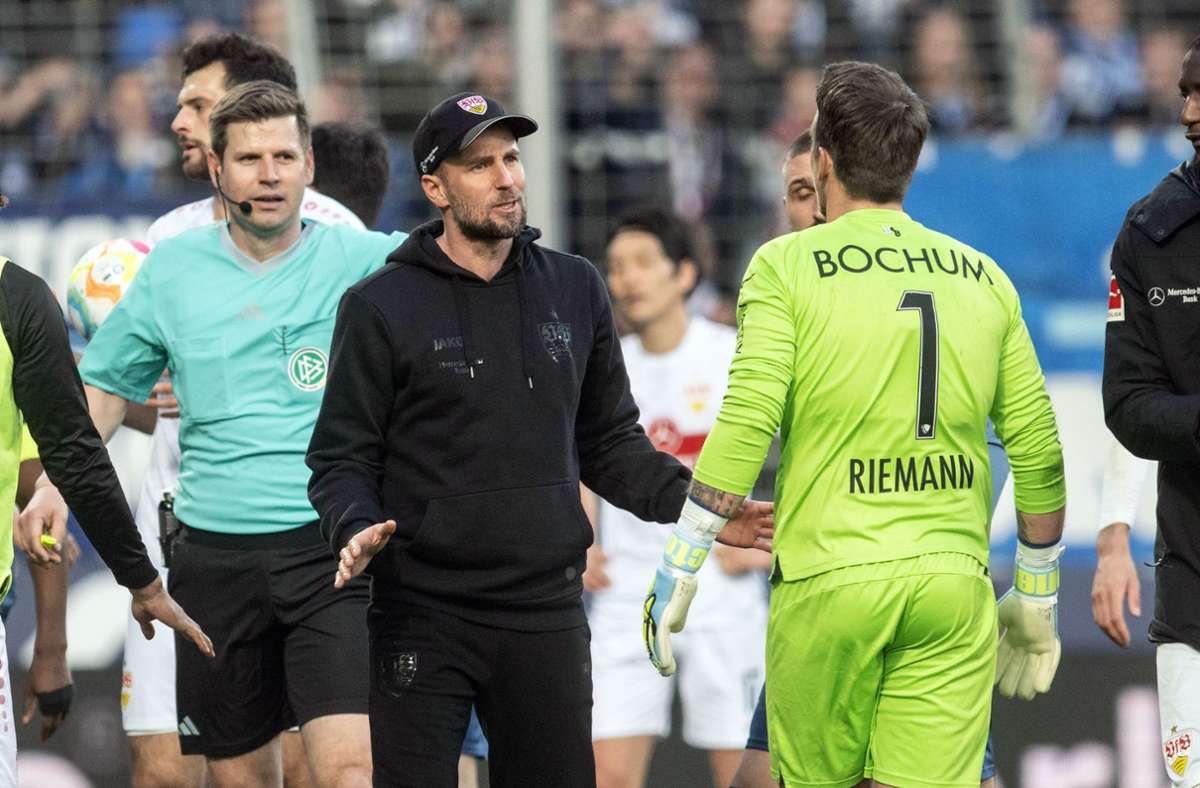 VfB-Trainer Sebastian Hoeneß will Bochum-Keeper Riemann beruhigen.