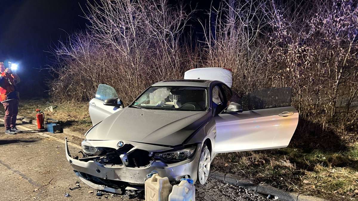 Unfall in Stuttgart-Feuerbach: 20-Jährige mutmaßlich zu schnell unterwegs –  40.000 Euro Schaden
