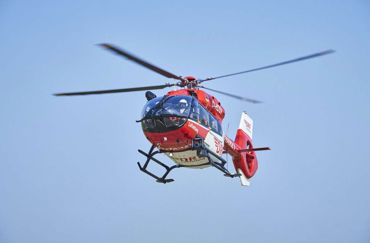 Das Mädchen wurde mit einem Rettungshubschrauber in eine Klinik geflogen. (Symbolbild) Foto: dpa/Bert Spangemacher