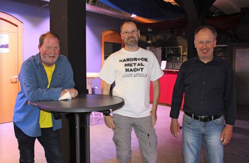 Freuen sich, wenn in der Alten Mühle  auch mal härtere Musik kommt: Vereinsmitglied Rolf Gommel, DJ Mark Welzel sowie Vorstandsmitglied und DJ Horst Schmiegel (v.l.) Foto: Holowiecki