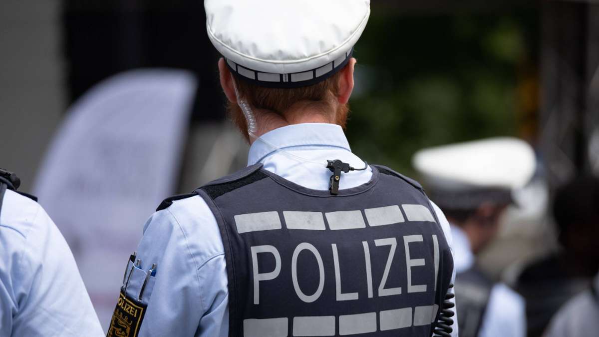 Bahnhof in Nürtingen: 34-Jähriger wird aus Zug geworfen und geht Polizisten an